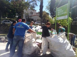 Contenedores con material reciclado en un GeoEncuentro