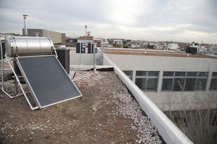 La escuela media 7 de Villa Soldati tiene paneles solares para calefaccionar las aulas