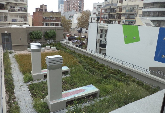 La terraza verde de la escuela María Claudia Falcone, de Palermo