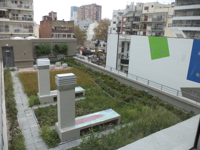 La terraza verde de la escuela María Claudia Falcone, de Palermo