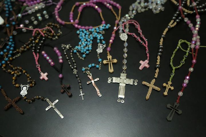 Algunos de los rosarios terminados