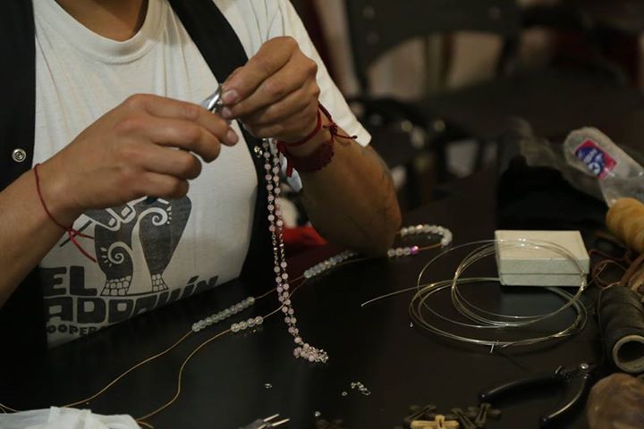 El proceso de fabricación de los rosarios enviados a Francisco