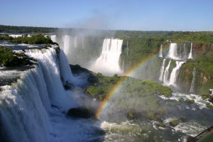 Iguassu_falls_rainbow